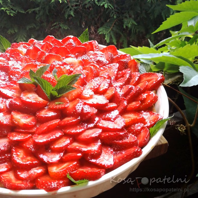 Tarta budyniowa z truskawkami