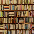 Te książki są warte fortunę! Przejrzyj swoją domową biblioteczkę!