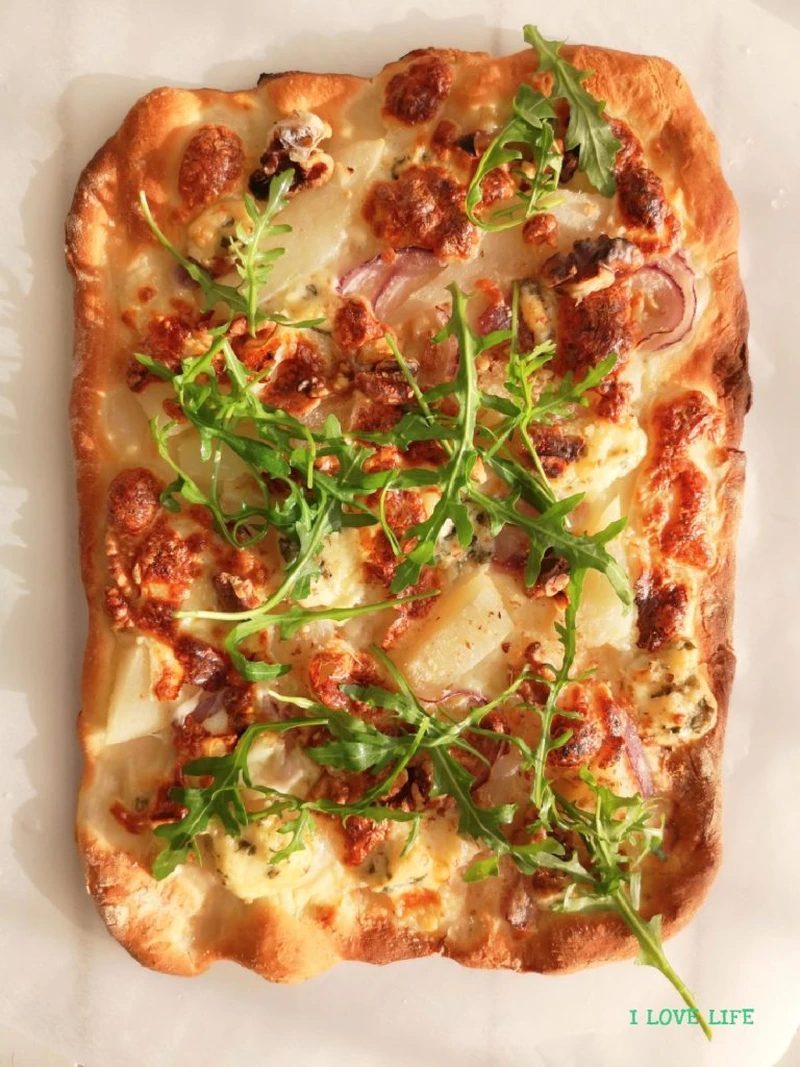 Pizza z gruszką i rukolą