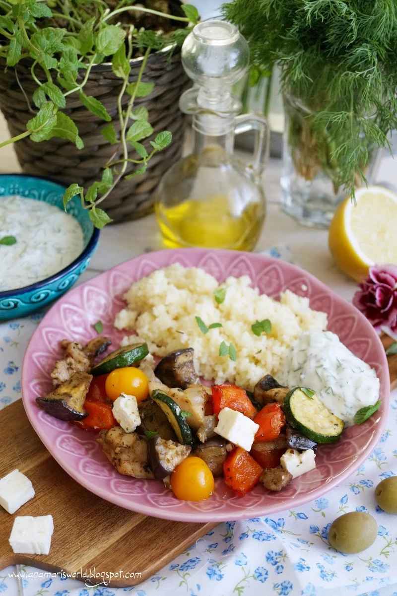 Grillowane warzywa z kurczakiem, kaszą kuskus i sosem tzatziki