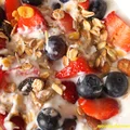 Musli z truskawkami i borówkami - 304 kcal