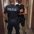 Agresywny 27-latek Zatrzymany w Nowym Porcie: Atak na Kobietę i Policjantów