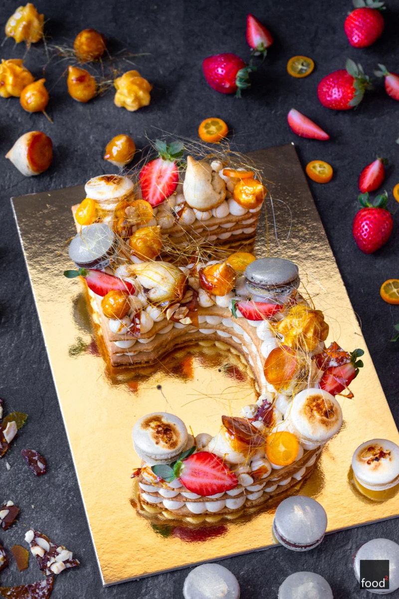 Number Cake z kremem diplomate, ptysiami i makaronikami na 5. urodziny bloga