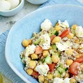 Sałatka z kaszy z mozzarella, cieciorką i pomidorem
