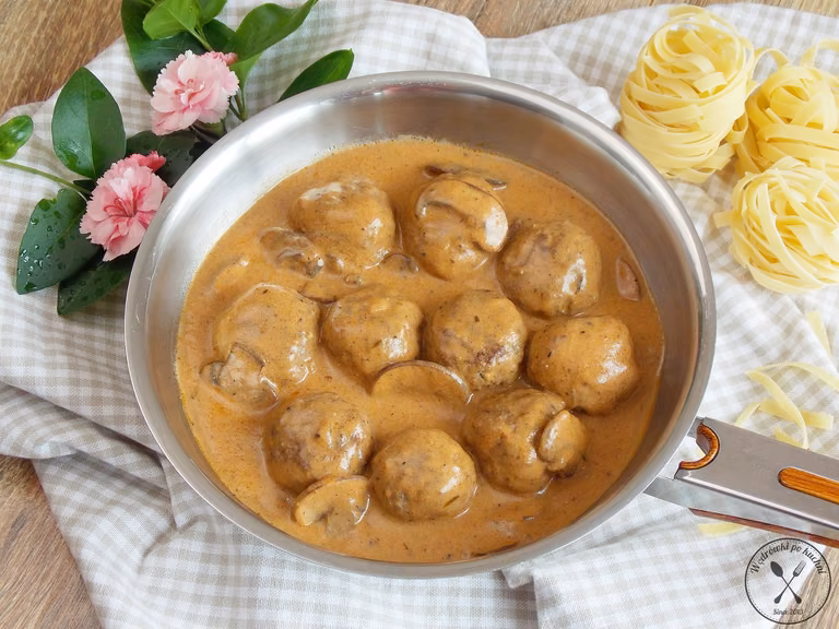Klopsiki z jelenia w sosie pieczarkowym z brandy