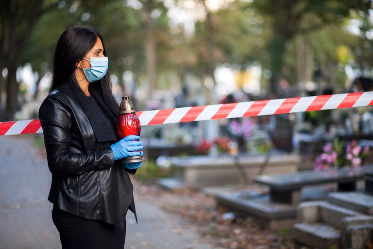 Cmentarze zamknięte 1 listopada? Wiceminister zdrowia odpowiada
