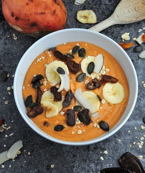 Batatowo-bananowe smoothie bowl