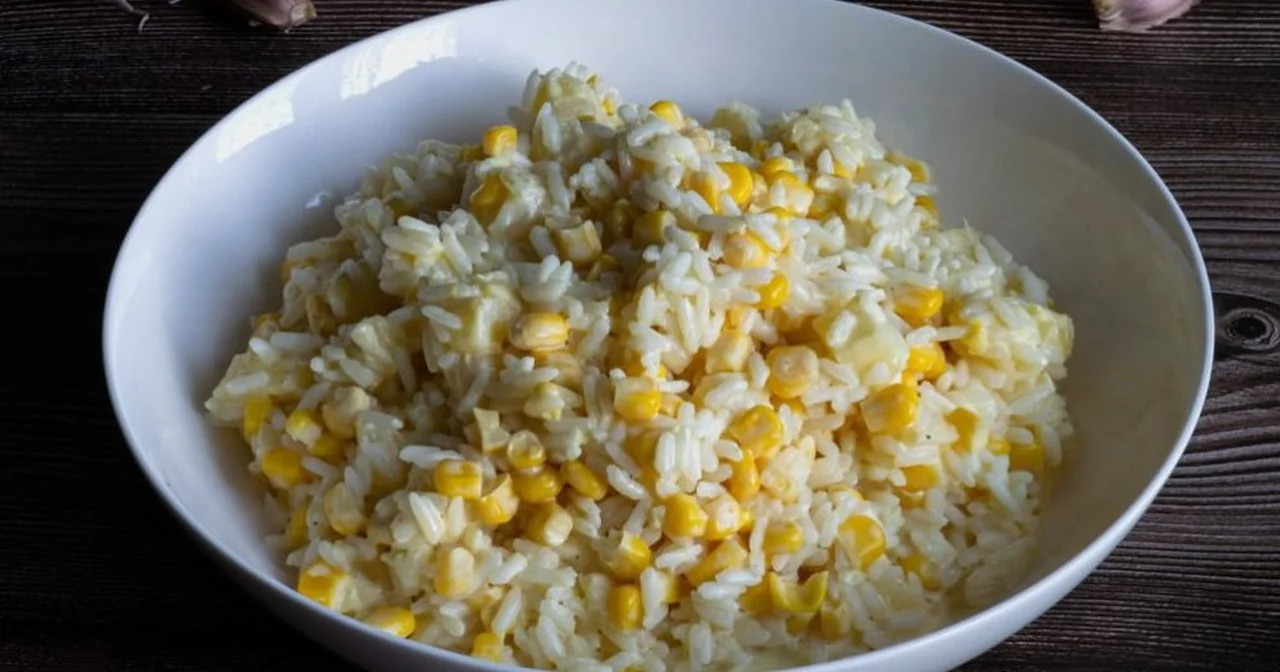 Sałatka ryżowa z kukurydzą i ananasem