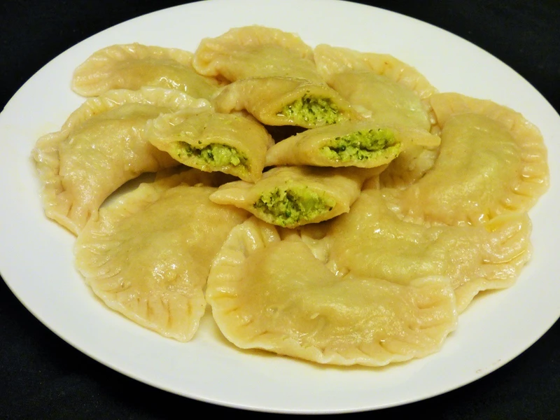 Pierogi z brokułem i serem feta
