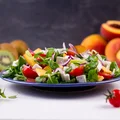 Odświeżająca sałatka z z kiwi, brzoskwiniami i fetą