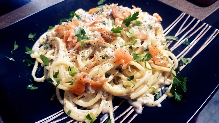 szybkie, kremowe spaghetti z wędzonym łososiem