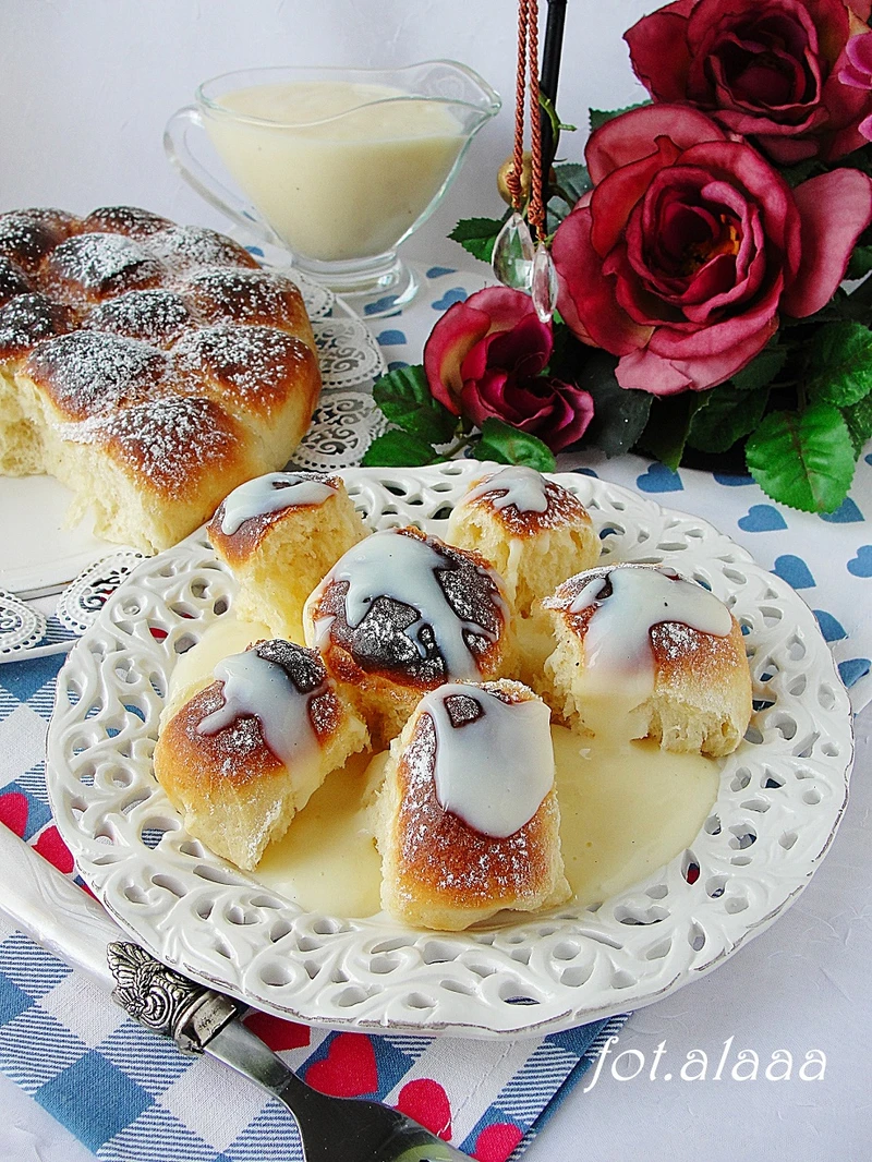 Odrywana drożdżówka z sosem budyniowym