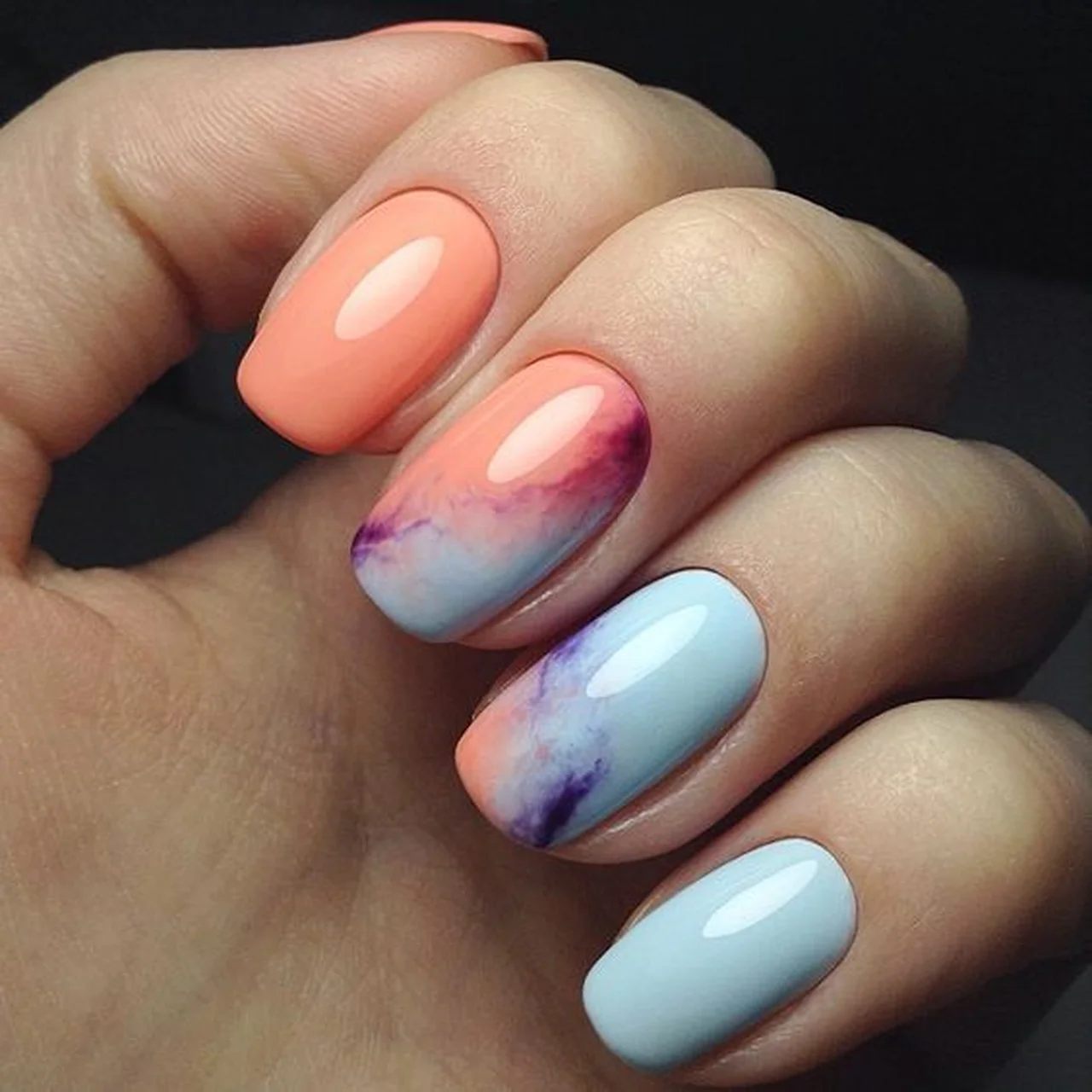Pięknie przenikające się kolory na paznokciach