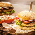 Hamburger wegetariański po włosku. Po jego zjedzeniu nie będziesz mieć żadnych wyrzutów sumienia