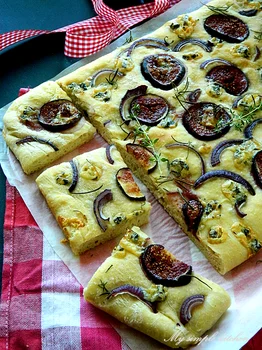 Focaccia z figami, serem pleśniowym i rozmarynem