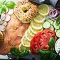 Bagel z łososiem wędzonym i świeżymi dodatkami! Przepis na pyszne i zdrowe śniadanie