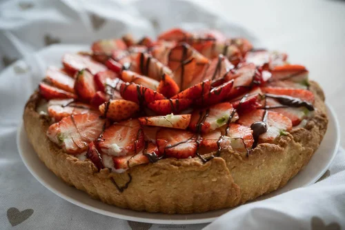 Tarta z budyniem i truskawkami