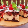 Sernikobrownie z malinami