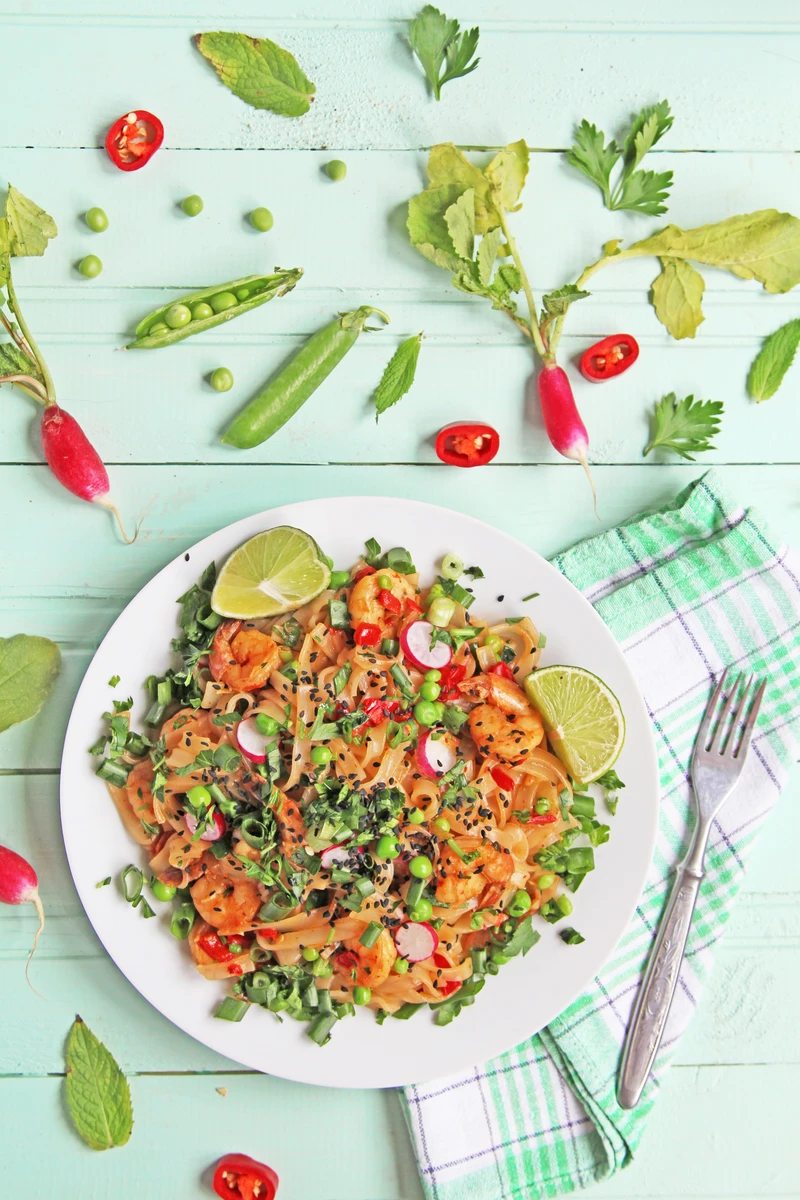 Stir-fry z makaronem ryżowym i krewetkami