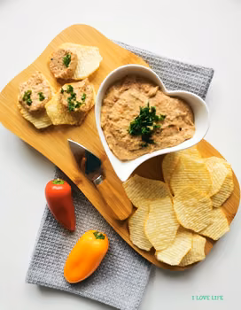 Pasta łososiowa z chipsami
