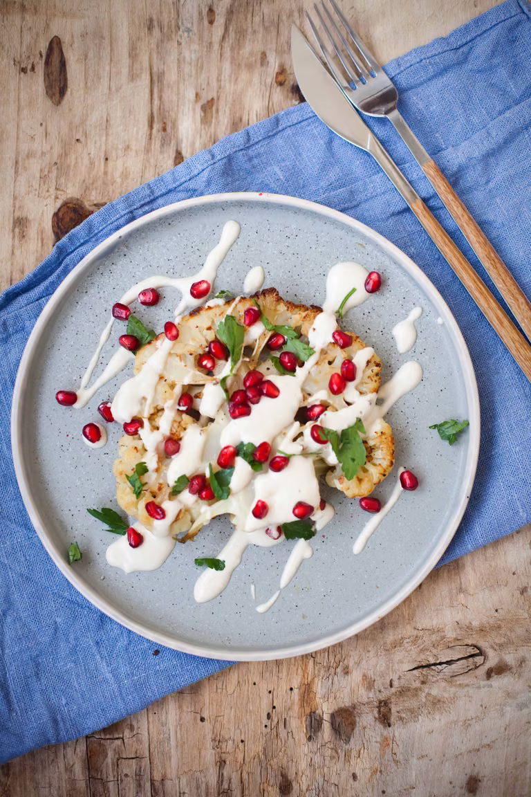 PIECZONY KALAFIOR Z SOSEM TAHINI I GRANATEM