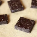 Zdrowe czekoladowe wegańskie brownie bez pieczenia - bez cukru i słodzików