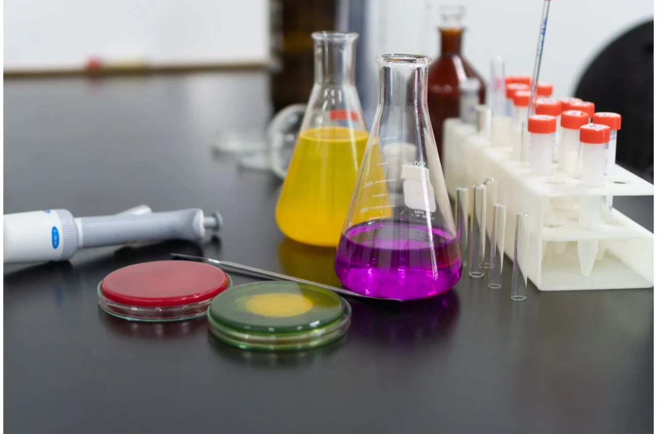 UE wypowiada wojnę "wiecznym chemikaliom"! Tę zmianę odczujemy wszyscy!