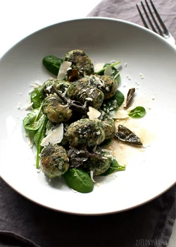 gnocchi ze szpinakiem, ricottą oraz palonym masłem szałwiowym