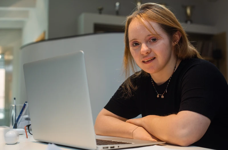 Międzynarodowy Dzień Zespołu Angelmana: Zrozumieć Rzadkie Zaburzenie Genetyczne