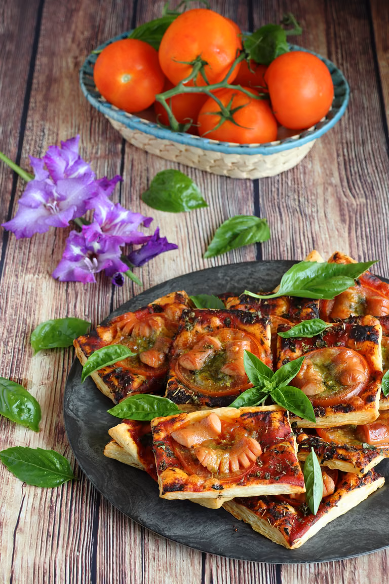 Mini pizze na cieście francuskim