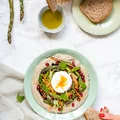 Baba ghanoush ze szparagami i jajkiem w koszulce