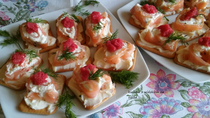 Roladki łososiowe na krakersach. Szybka przekąska imprezowa.