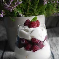 Deser z malinami, mascarpone i biszkopcikami