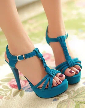 Niebieskie sandały na obcasach