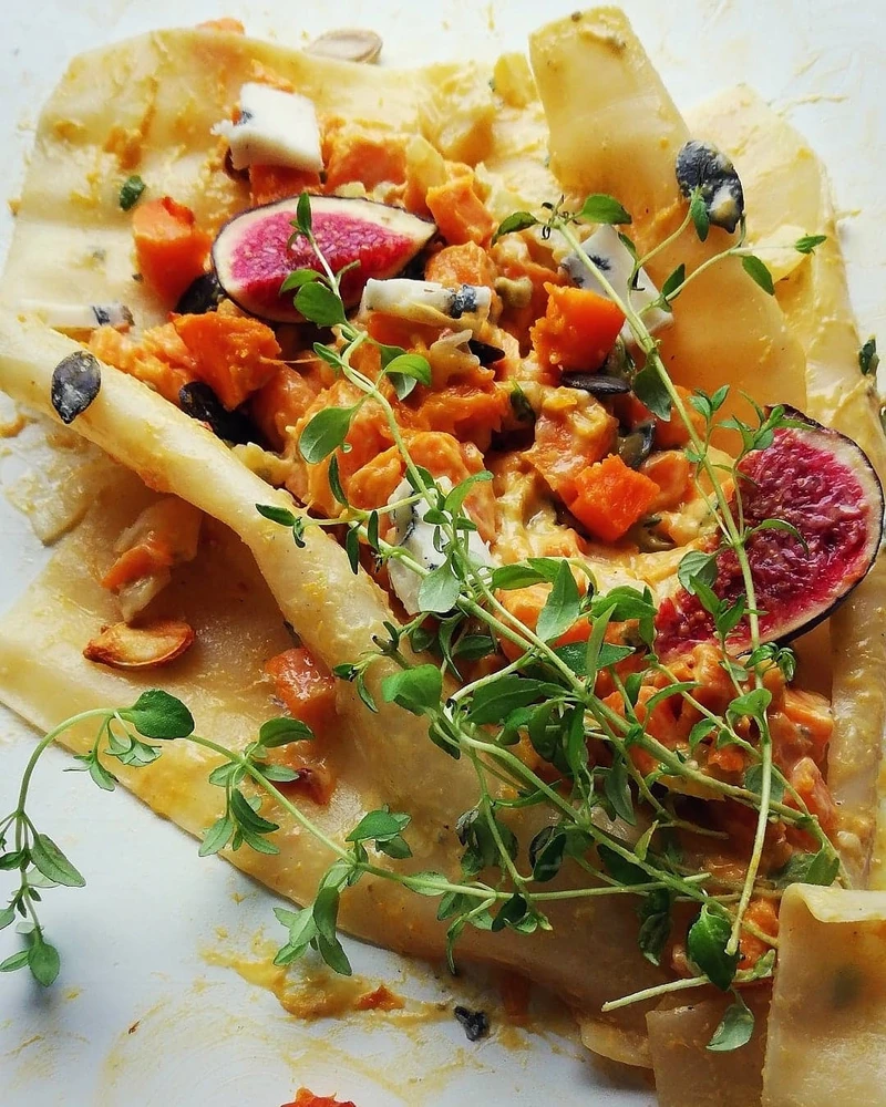 Makaron lasagne z pieczoną dynią i sosem z serem gorgonzola