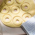 Prosty i sprawdzony przepis na oponki – babcia robiła, mama robiła, teraz moja kolej!