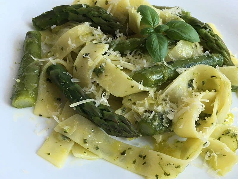 Makaron z pesto i szparagami