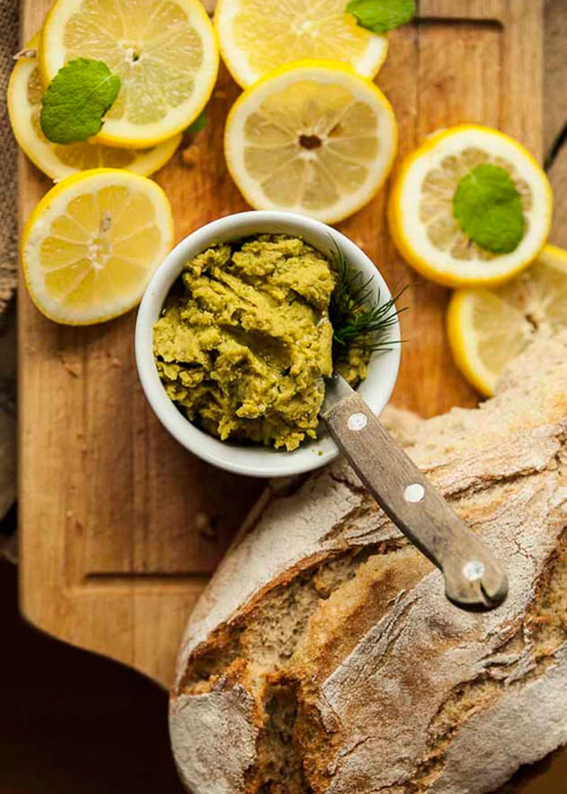 Pasta mocno cytrynowa z groszku z pieczonym czosnkiem i aromatycznymi przyprawami