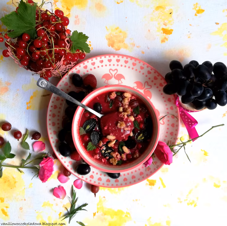 Red smothies bowl z truskawkami