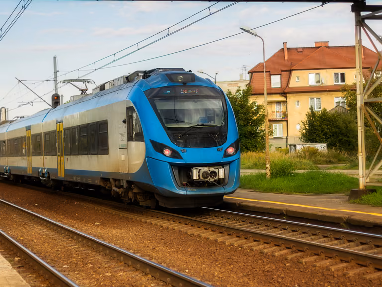 Premier zapowiada obniżkę cen biletów PKP