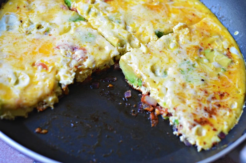 Omlet z cebulą, pomidorami i awokado
