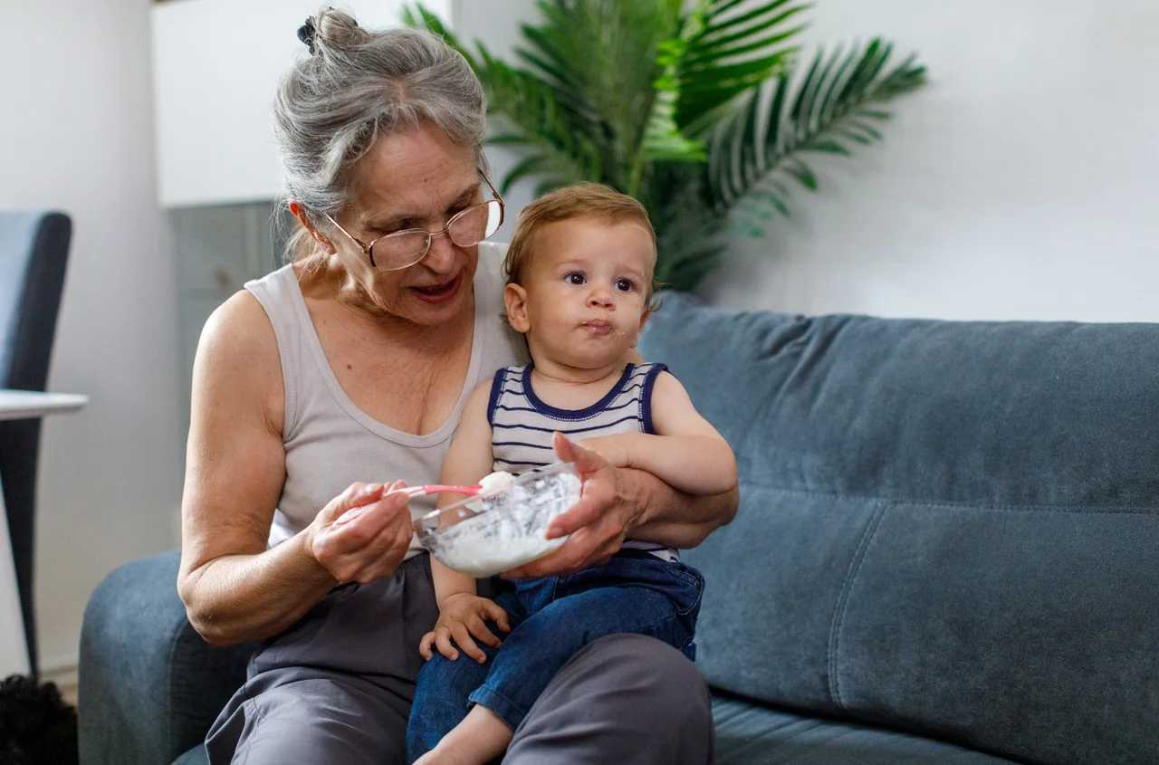 Wyższa emerytura dla Babci opiekującej się wnukiem! ZUS przypomina o możliwości dofinansowania składek