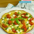Puszysty omlet z pomidorami i fetą