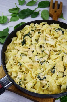 Tagliatelle z kurczakiem, oliwkami w lekkim sosie serowym