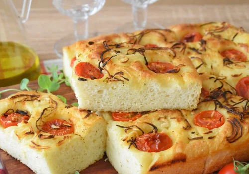 Puszysta "focaccia molisana" z ziemniakami, pomidorami i cebulą