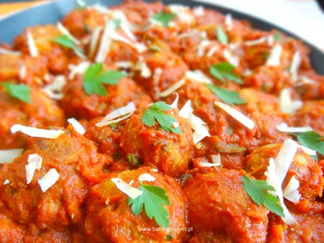 Pulpety wieprzowo-wołowe w sosie pomidorowym