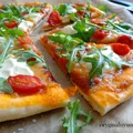 Pizza z rukolą, pomidorkami, mozzarellą i mascarpone