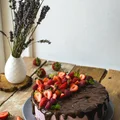 Truskawkowy sernik na zimno bez cukru drip cake