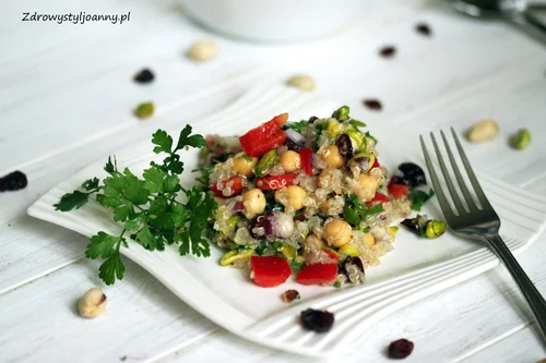Sałatka z kaszą quinoa, pistacjami i ciecierzycą.