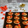 Mini pizze z krewetkami, pomidorkami, papryką i pikantną pastą pomidorową z awokado